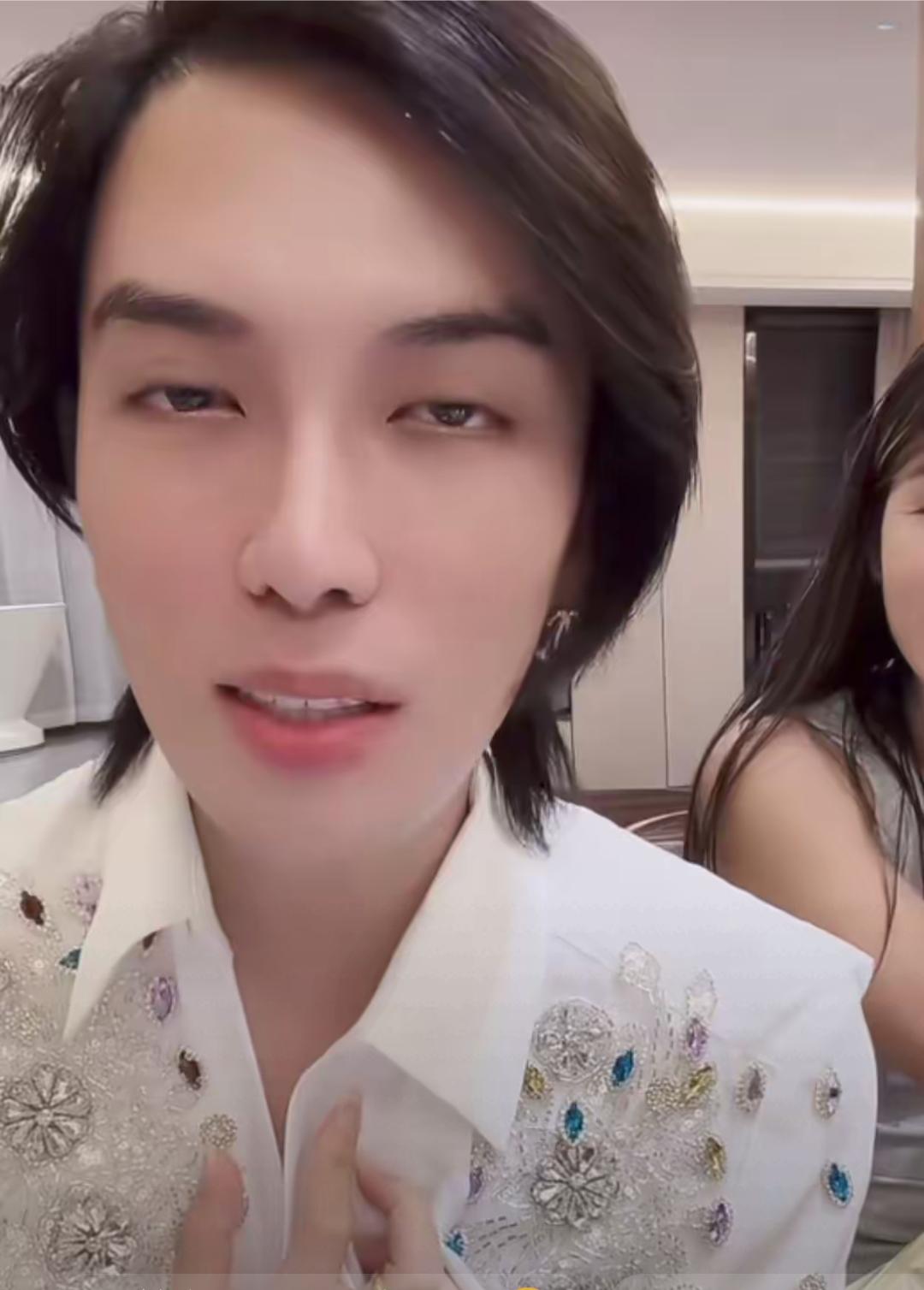 网红一枝梅，可惜是男儿身，要是真的是女人，恐怕是多少人心中女神。