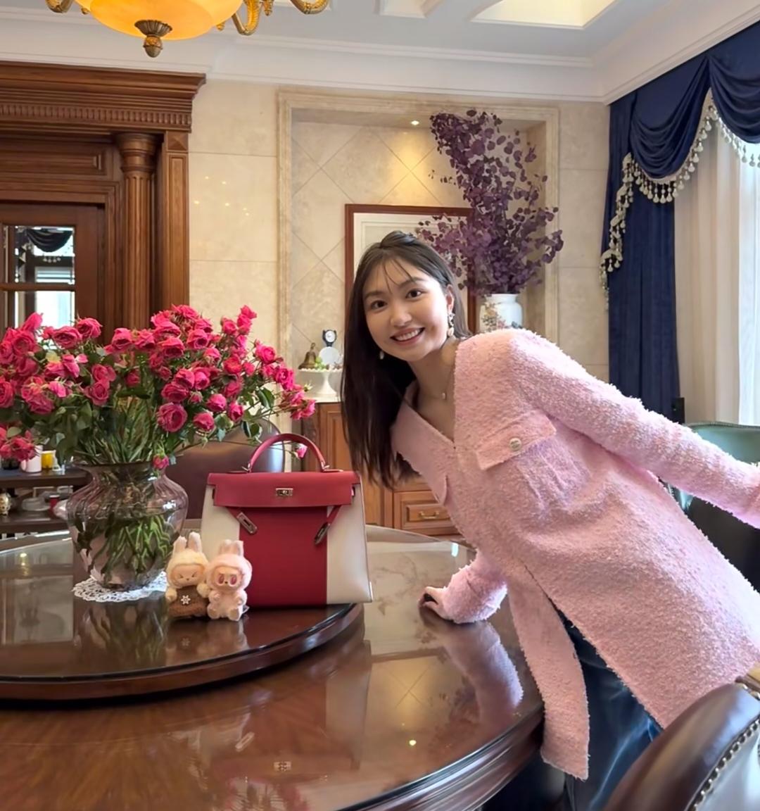 女儿元旦从北京辞职回来
问了我一个问题
想想真是后怕
她问：老妈，我能不能专职在