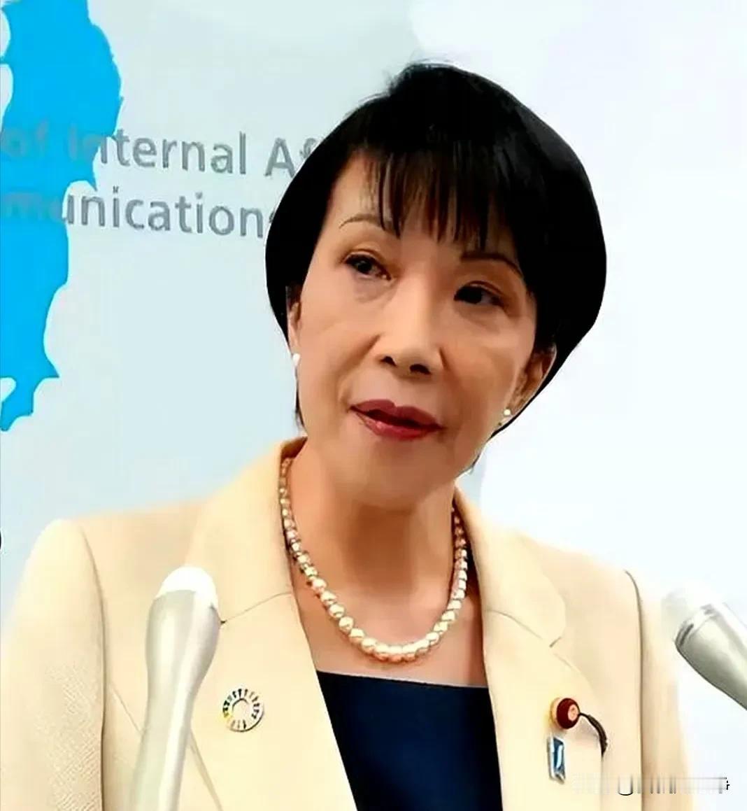 大家发现了没有？这个老妖婆现在当了缩头乌龟。
嘴上说拜鬼，到最后也不敢去，没准是