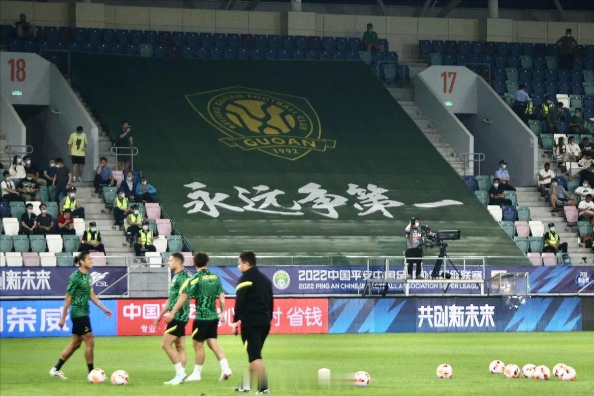 足协杯决赛 北京国安   足协杯改编歌曲的调侃是恨铁不成钢，现场的助威才是真心所