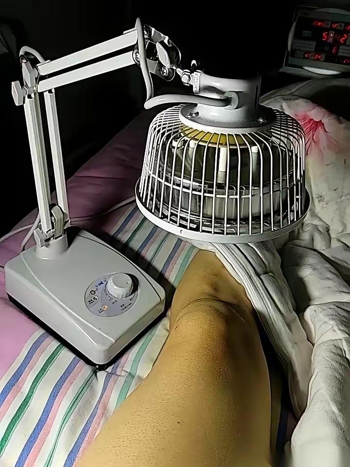 医生竟让我“烤”一年膝盖！你没听错，就是每天用电磁波烤灯对着膝盖烤一小时，坚持整