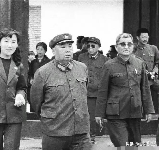 许世友病重住院，聂凤智赶去探望，两人合影照片上聂凤智的签名歪歪扭扭。这不是普通的