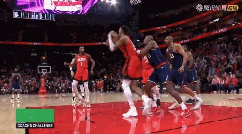 关键时刻判了进攻犯规了，裁判回放后判没有恶意犯规，然后火箭挑战了，刺激啊快船vs