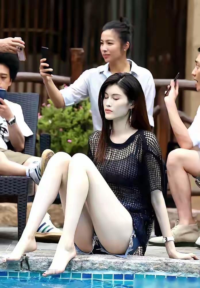 泳池边轻松一刻，夏日清凉穿搭