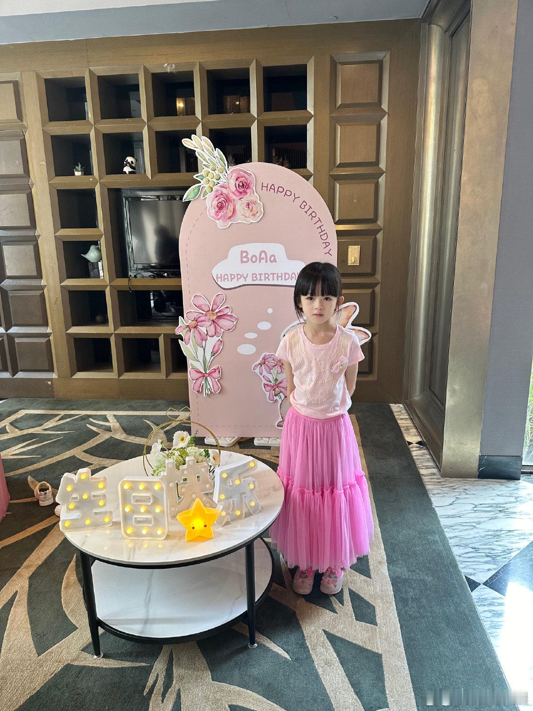 贾晓晨樊少皇为大女儿庆生  贾晓晨樊少皇全家福  近日，香港女星和老公樊少皇为大