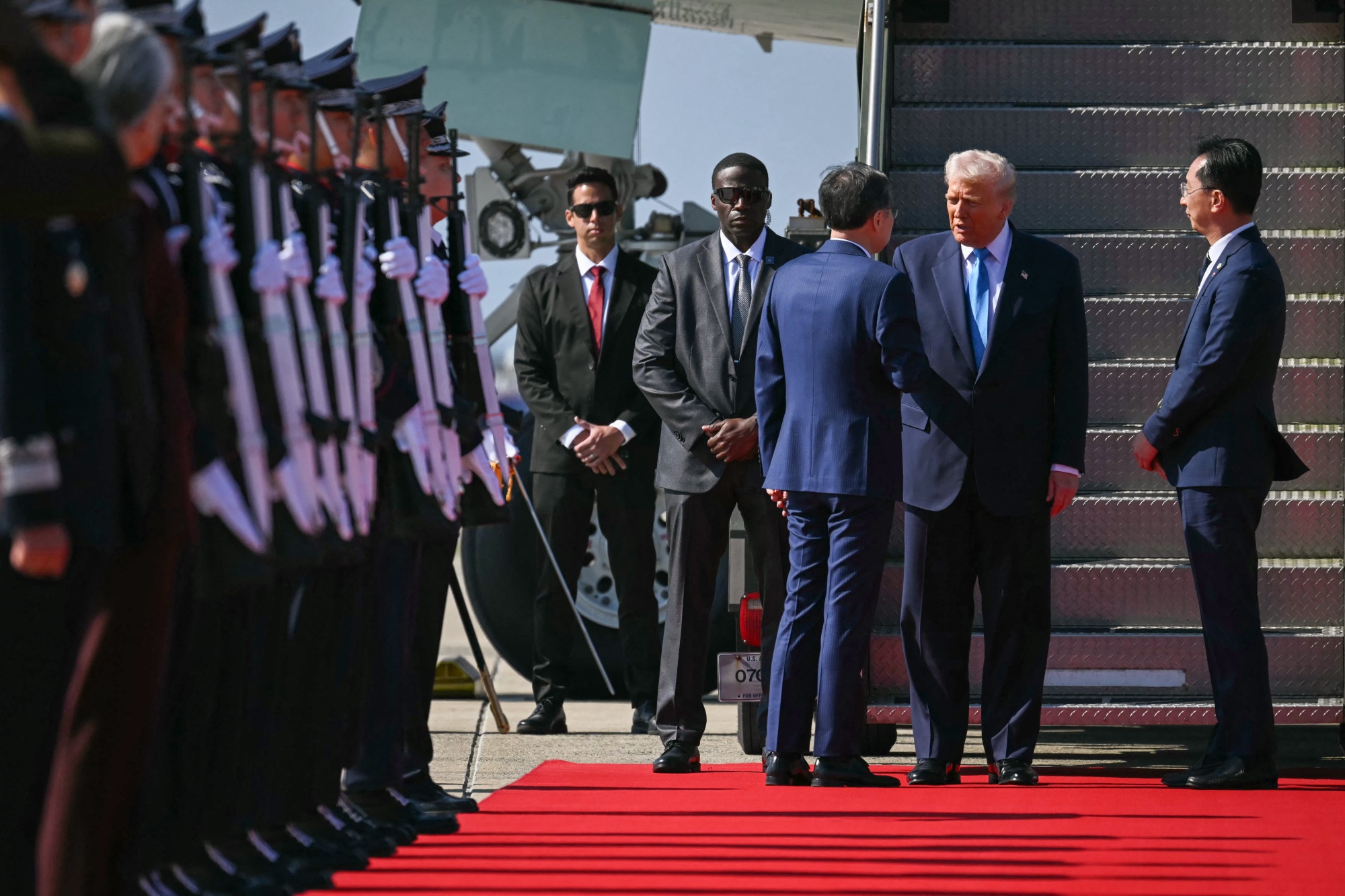 特朗普到韩国了,“神情疲惫”