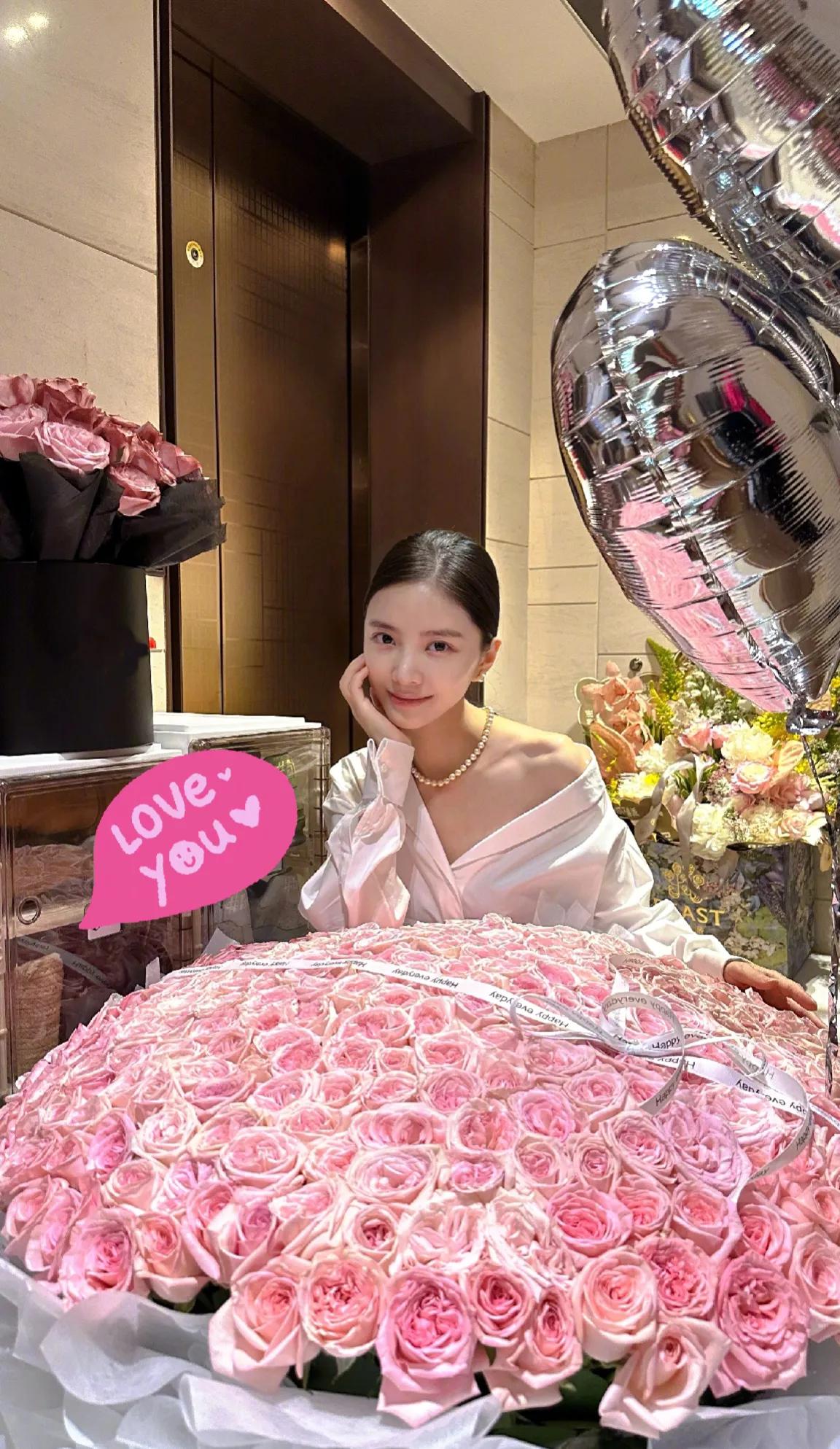 还是真夫妻好磕，演员杜淳高调为妻子王灿庆生，画面温馨甜蜜又幸福。杜淳为妻子准备了