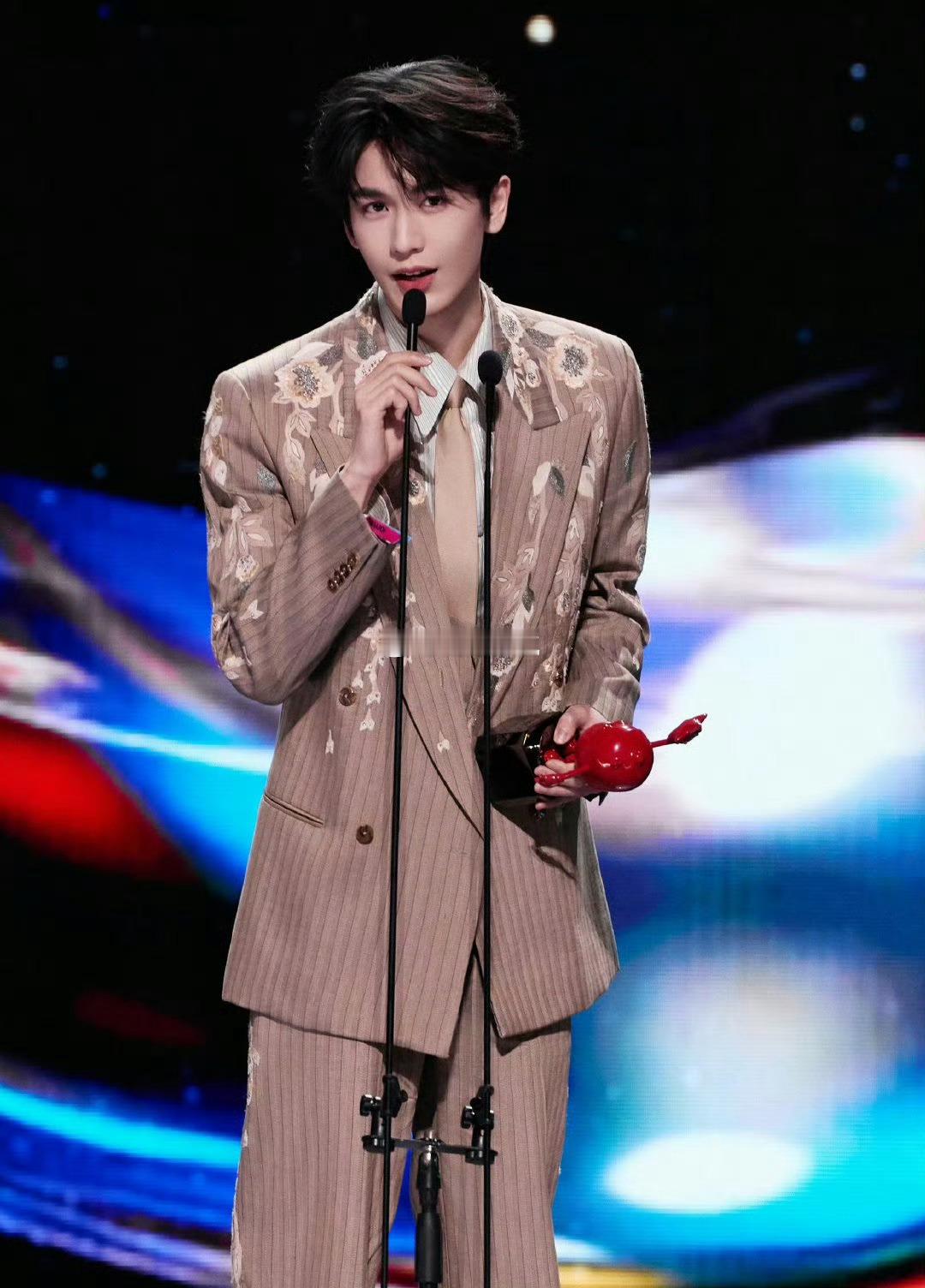 黄景瑜张凌赫你俩说啥呢 两位大帅哥凑一块儿，颜值直接拉满！这画面，简直是视觉盛宴