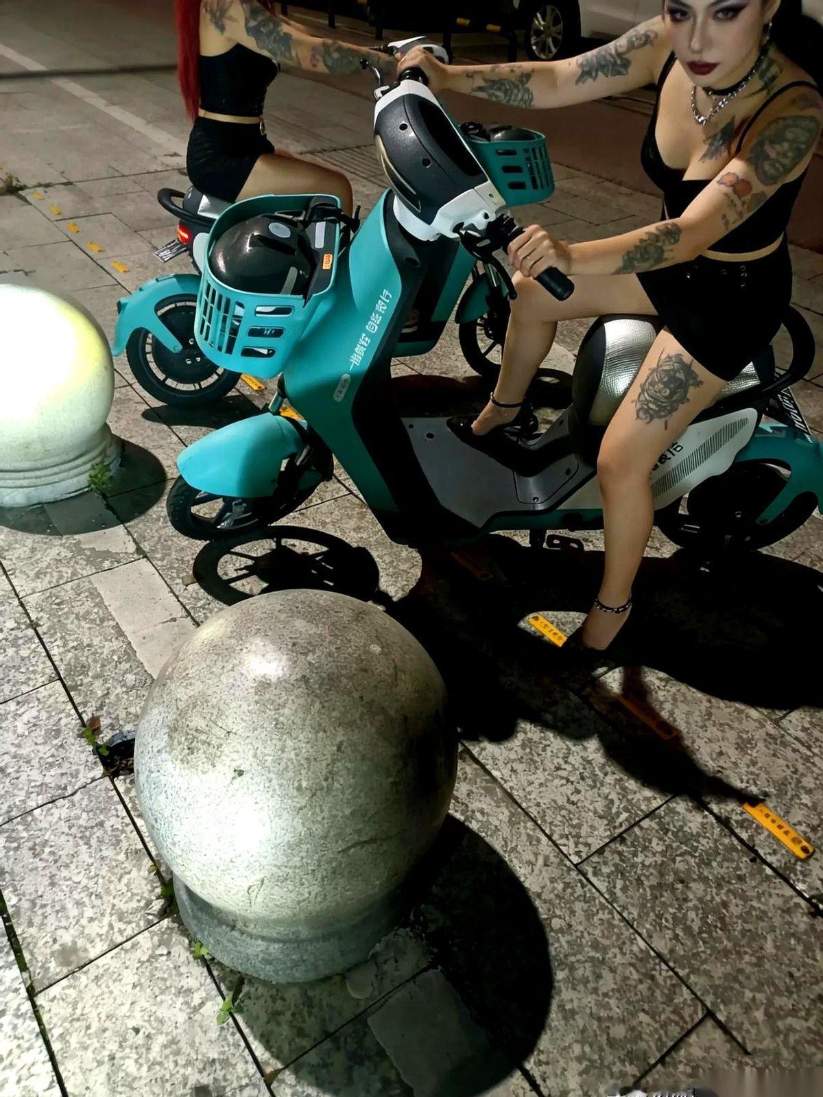 深夜十二点，夜场门口的冷风，吹得人脸颊发紧。
几个画着精致妆容的姑娘走出来，超短