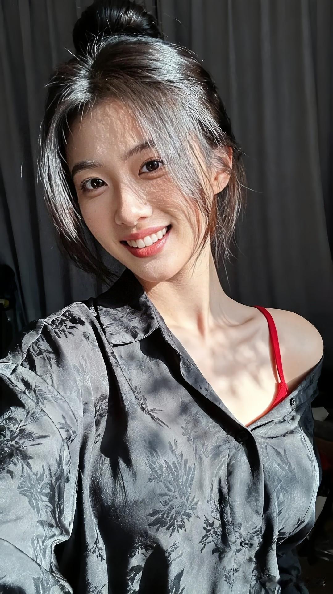 小姐姐甜笑勾人，穿搭时髦亮眼，只一眼就彻底沦陷咯～手机随手拍 记录美好点滴 用一