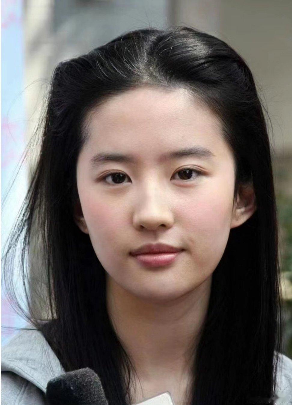我觉得刘亦菲素颜美得最突出，好多人化了妆才是美女，给她化妆感觉违背了“清水出芙蓉