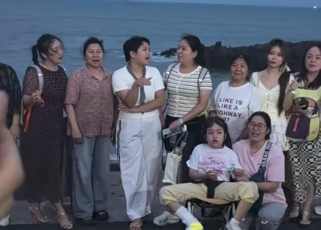 胡心瑶兑现承诺，带病友青岛看海，地铁吐血女孩胡心瑶如约带着一众病友前往青岛看海。