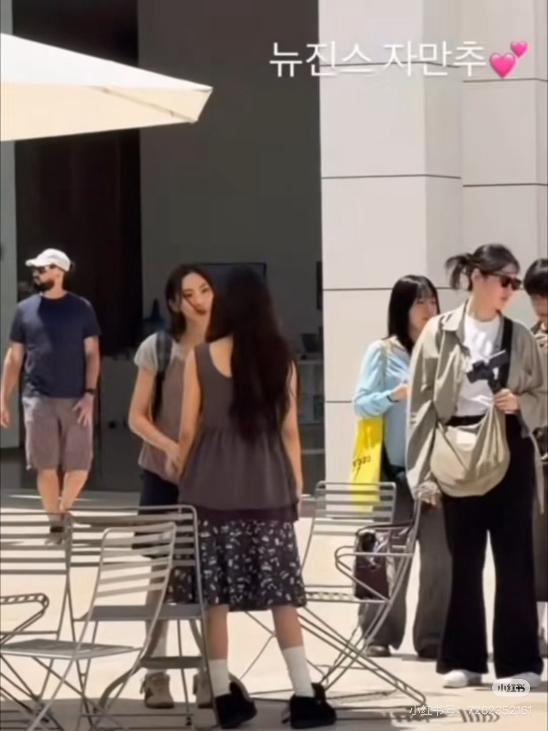 Haerin和Hyein在美国被偶遇 