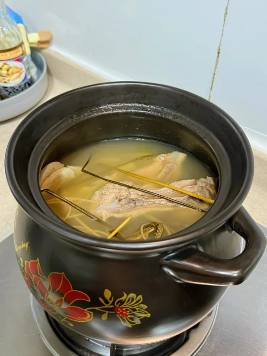 心火旺，睡不好？喝☝🏻碗灯芯草石斛汤润一润！