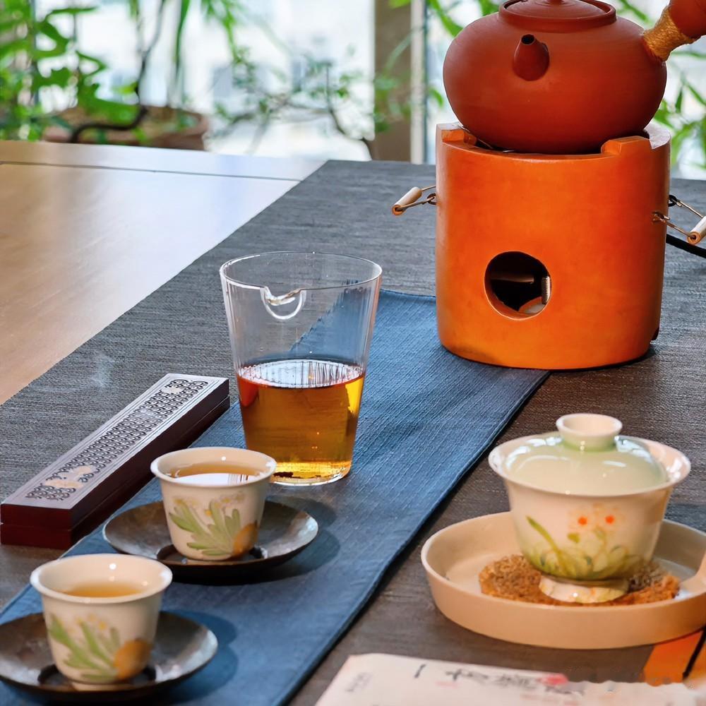 《浮沉赋·青玉案》
沸汤倾盏叶浮沉，青瓷里，意千寻。苦尽甘回韵自深。悲欢皆客，酸