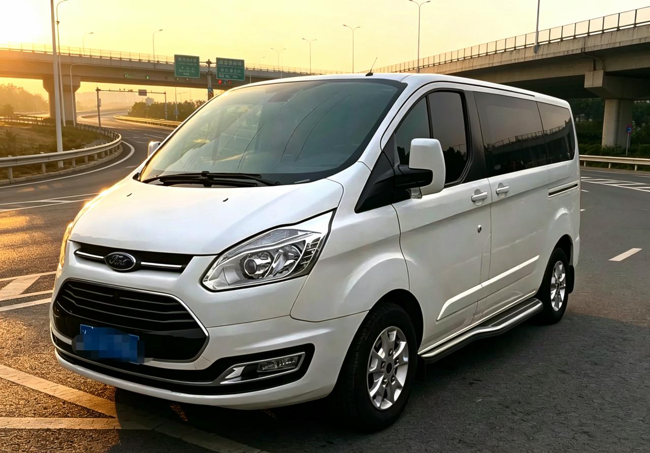 福特途睿欧这台车非常有意思，因为它的车轮特别的小，仅有17寸，但是这台车却特别的