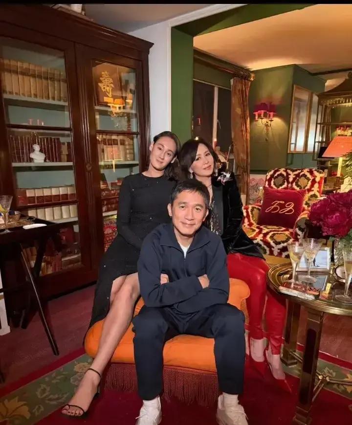 80岁刘妈穿红衫抢镜，全家合照藏大秘密
 
跨年夜，刘嘉玲把香港中半山梅苑布置成