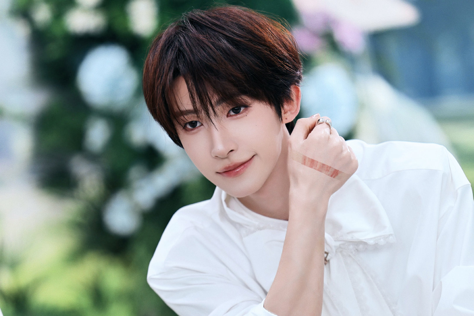 【刘宇小花神】刘宇花间碎片“执花为箭，邂逅清逸少年漫拂清风，静享解忧时刻🌿”工