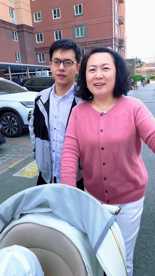 扎心了，北京，男子和妻子一起出门遛娃，随手拍了个视频，本想展示开心甜蜜，结果网友