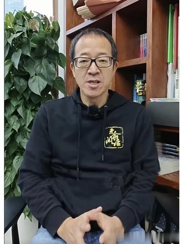 俞敏洪也出来灭火了，俞敏洪发布视频，认为本是内部小事，因处理不当变成舆情。
他既