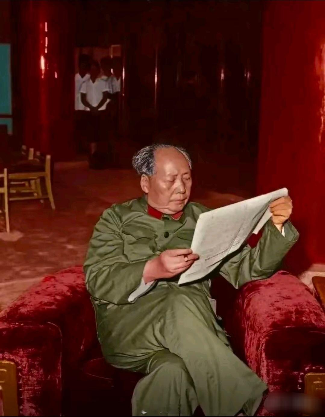 小时候看历史书不懂伟人为什么伟大，如今在社会生存了这么多年就什么都懂了。 