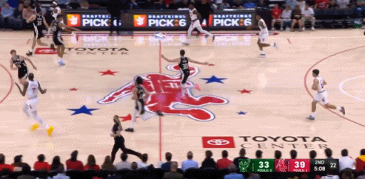 谢泼德这种球员真是感觉来了谁也挡不住啊！
火箭今天打雄鹿，谢泼德三分球手感热的发