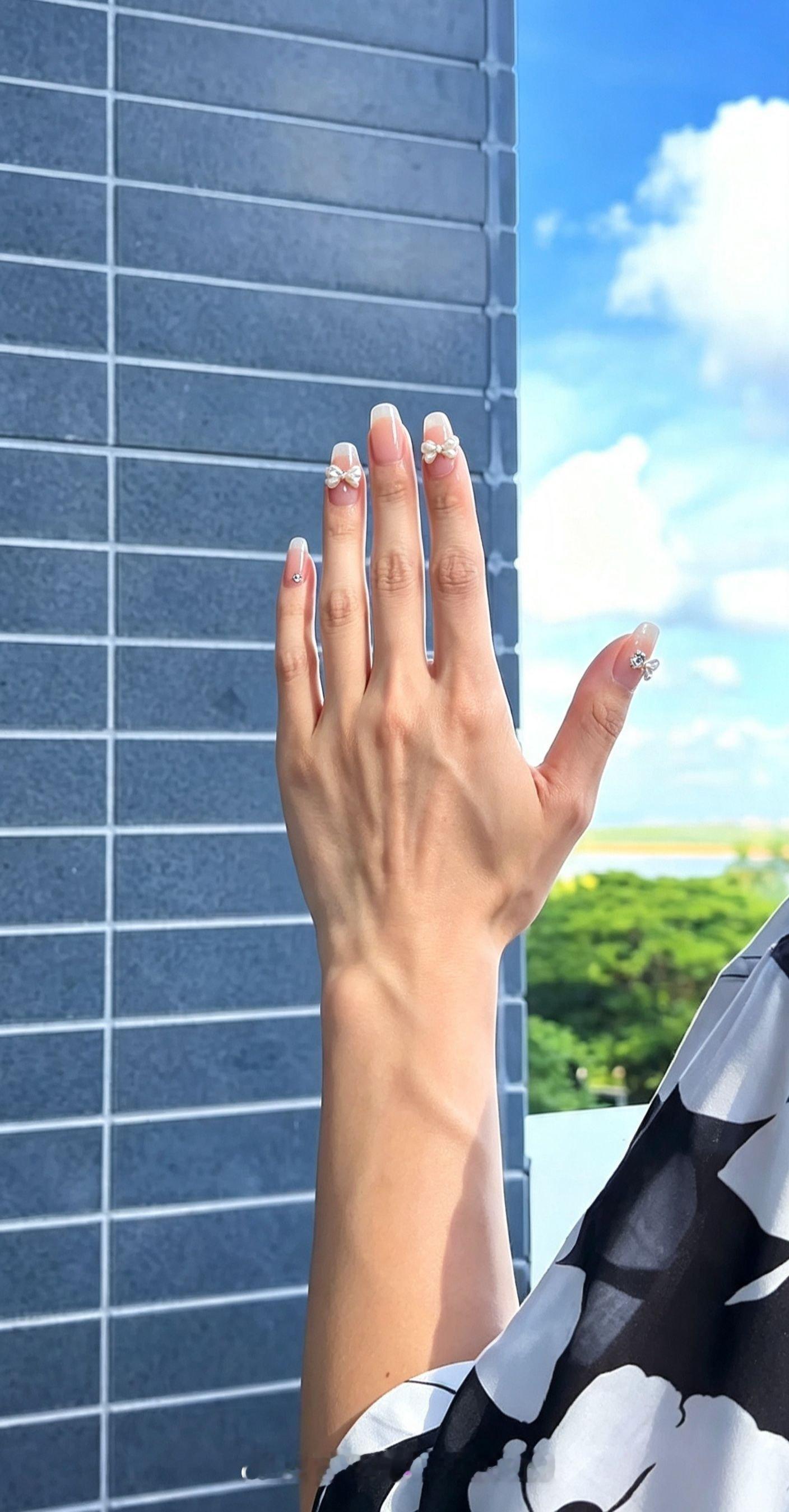 这么好看的手这么长的甲床不做美甲可惜了💅🏻 