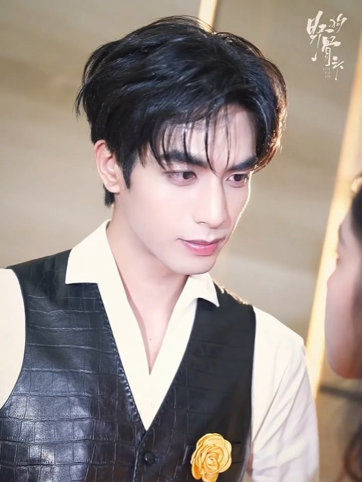 宋威龙野狗骨头 情人节物料，伟大的脸和身材，真是小说里走出来的陈异