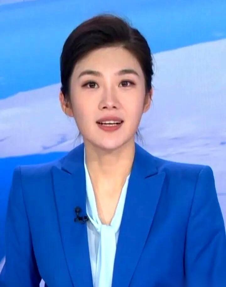 我就这么说吧，看她播新闻，心里是踏实的。
尤其那一身蓝色西装，太绝了。
不是那种