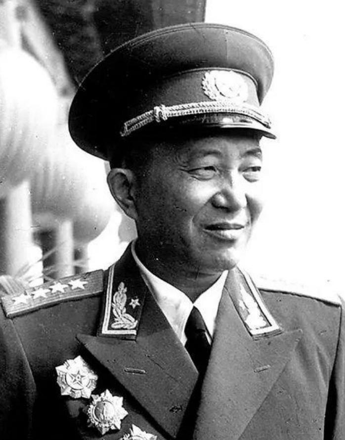 1949年1月31日，北平和平解放的旗帜刚插上城楼，街头巷尾却依旧是旧日光景：天