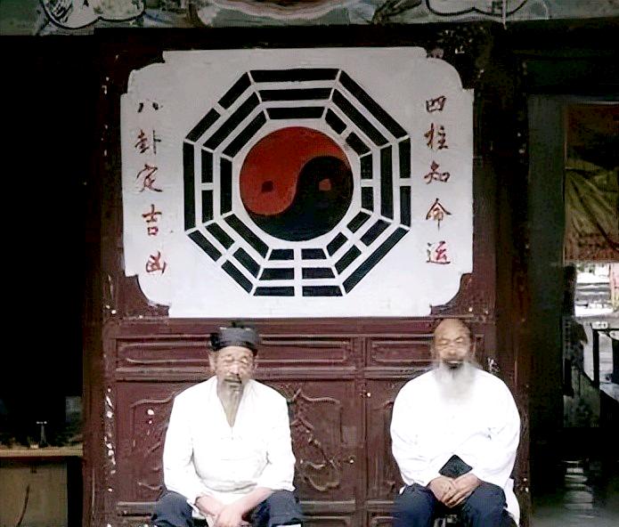 “武当山这是偷了我们的国旗！”2009年夏天，几名韩国游客站在金顶的八卦图石刻前