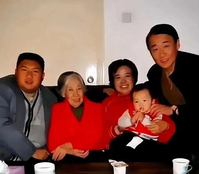 2005年，刘源和母亲王光美到邵华家中，看望毛东东时，留下的一张珍贵合影，看得人
