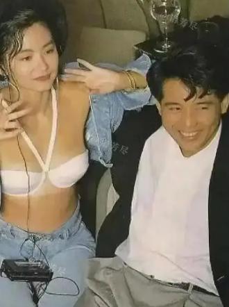 1980年，热恋中的林青霞和秦汉留下了一张不可多得的亲密合影。画面中的林青霞穿着