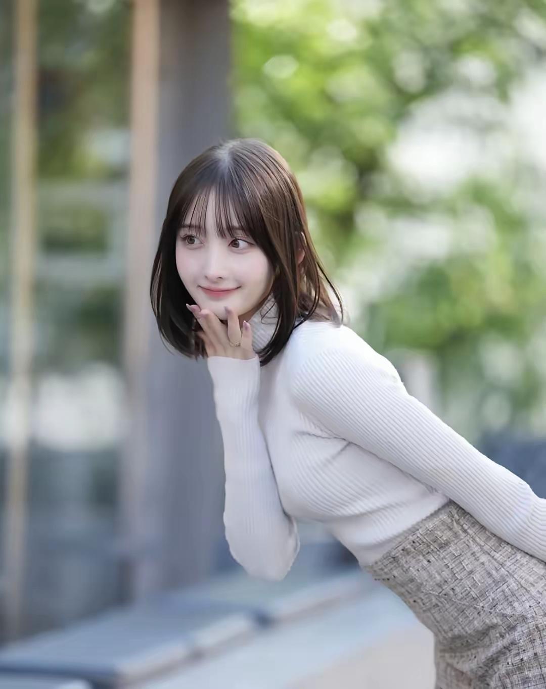 风掠过发梢的瞬间，把温柔的氛围感拉满，简单的穿搭也藏不住灵动的甜，就这样和春日的