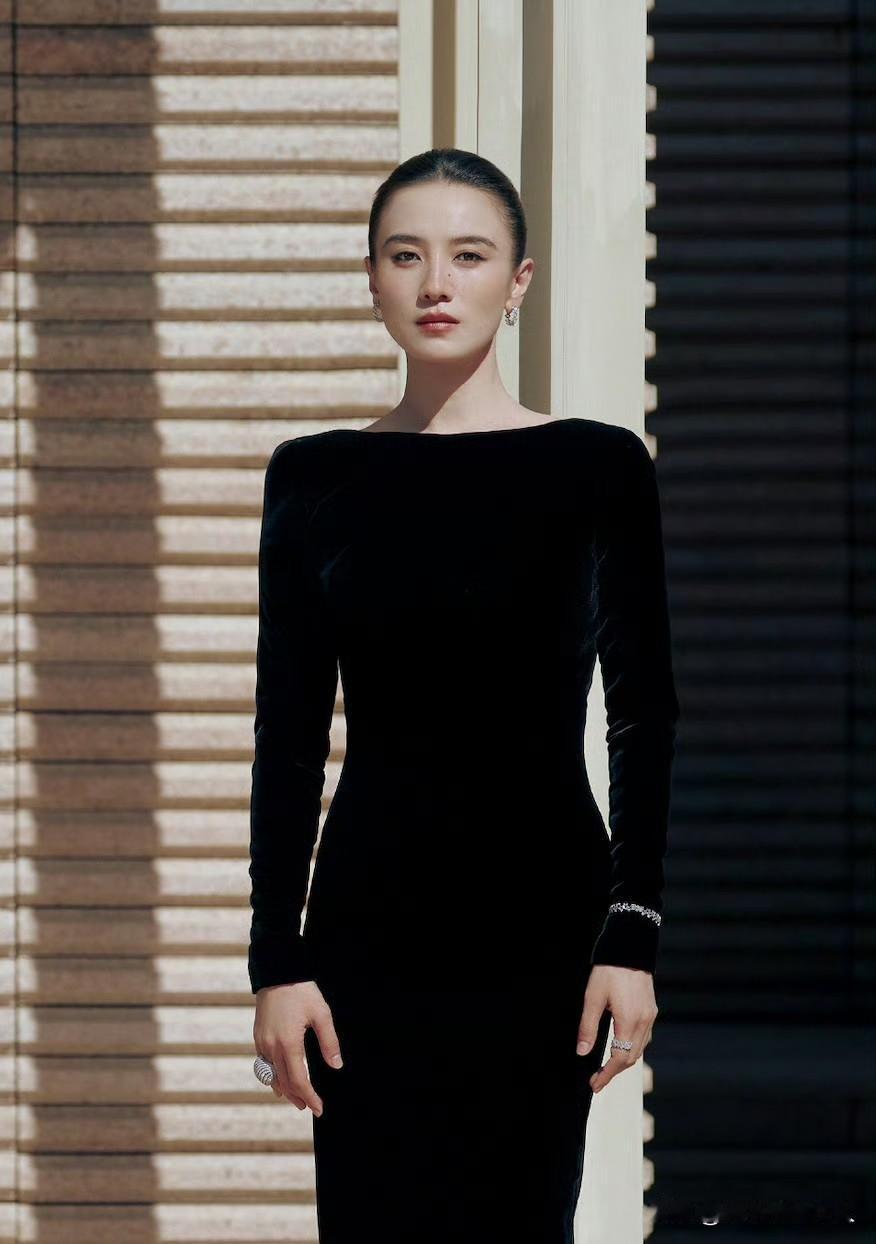 恭喜🎉！
第一眼没看出来吧？[捂脸]恭喜第38届电影金鸡奖女影后宋佳！她凭借《