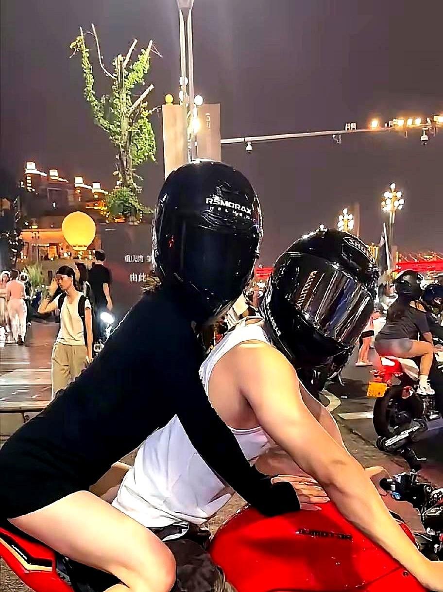刘翠的视频底下，评论区里全是心疼王大根的。

她刚跟王大根散伙，转身就在网上发扭