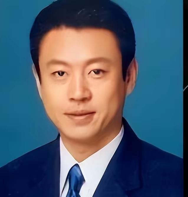 他被称为央视的国脸，标准的国字脸就是他的招牌，五官精致完美，标准的国泰民安脸，完