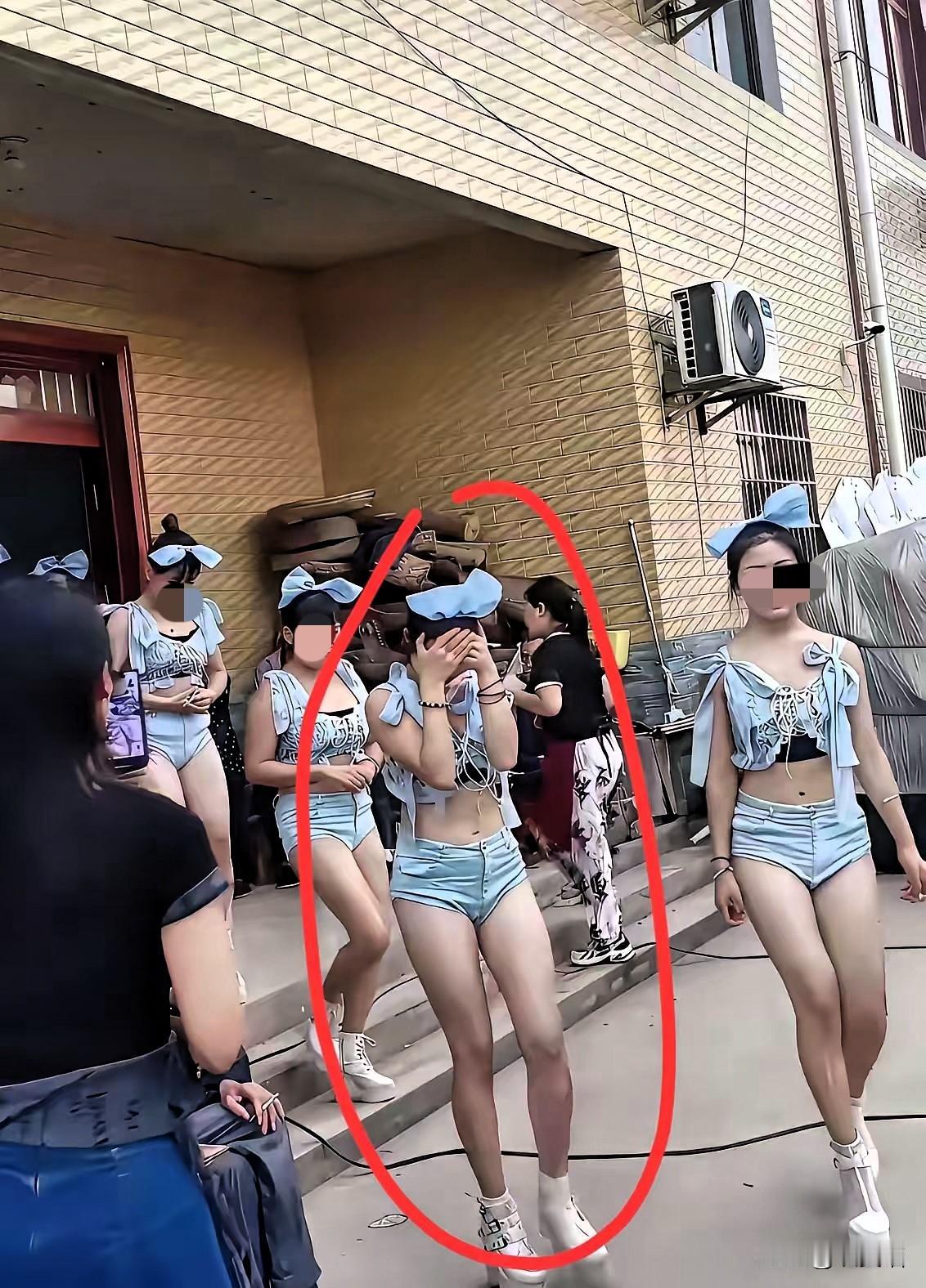 百岁寿宴请歌舞团被批铺张浪费？
要我说，这钱花得值。

老人活到百岁已是天大的福