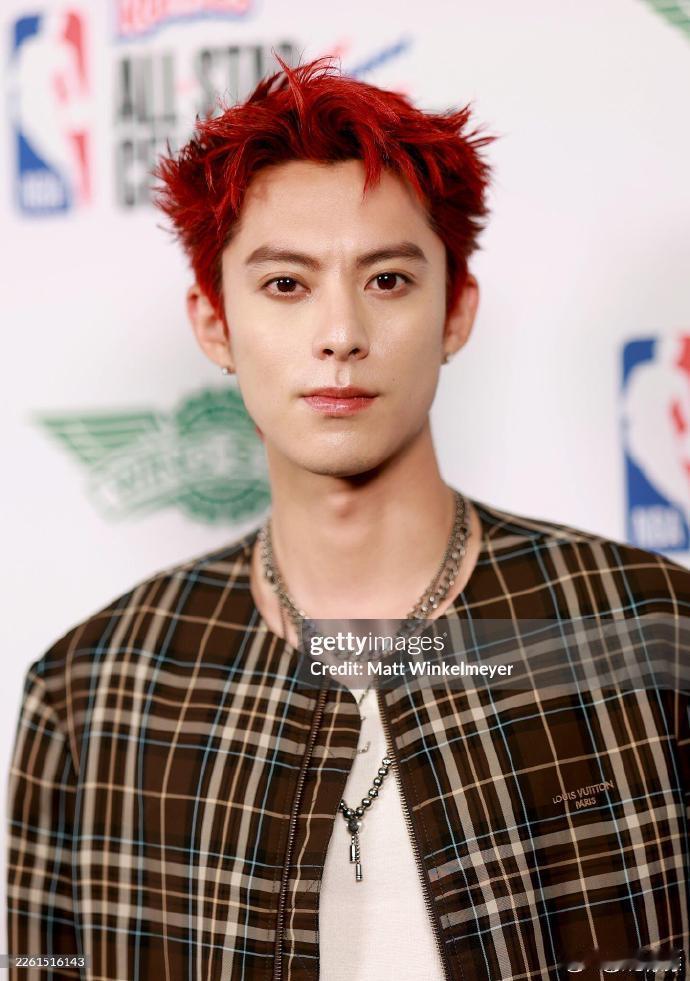 王鹤棣NBA全明星G社生图王鹤棣G社出图 一醒来就被红发棣棣惊艳到，NBA现场生