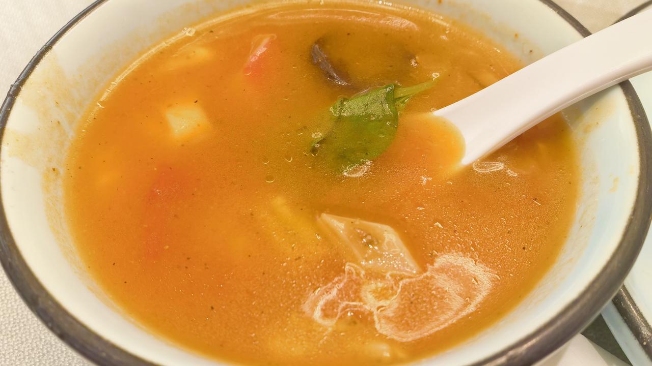 不知道从什么时候开始，“荆芥疙瘩汤”突然成了郑州餐饮界一道上座率非常高的创新美食