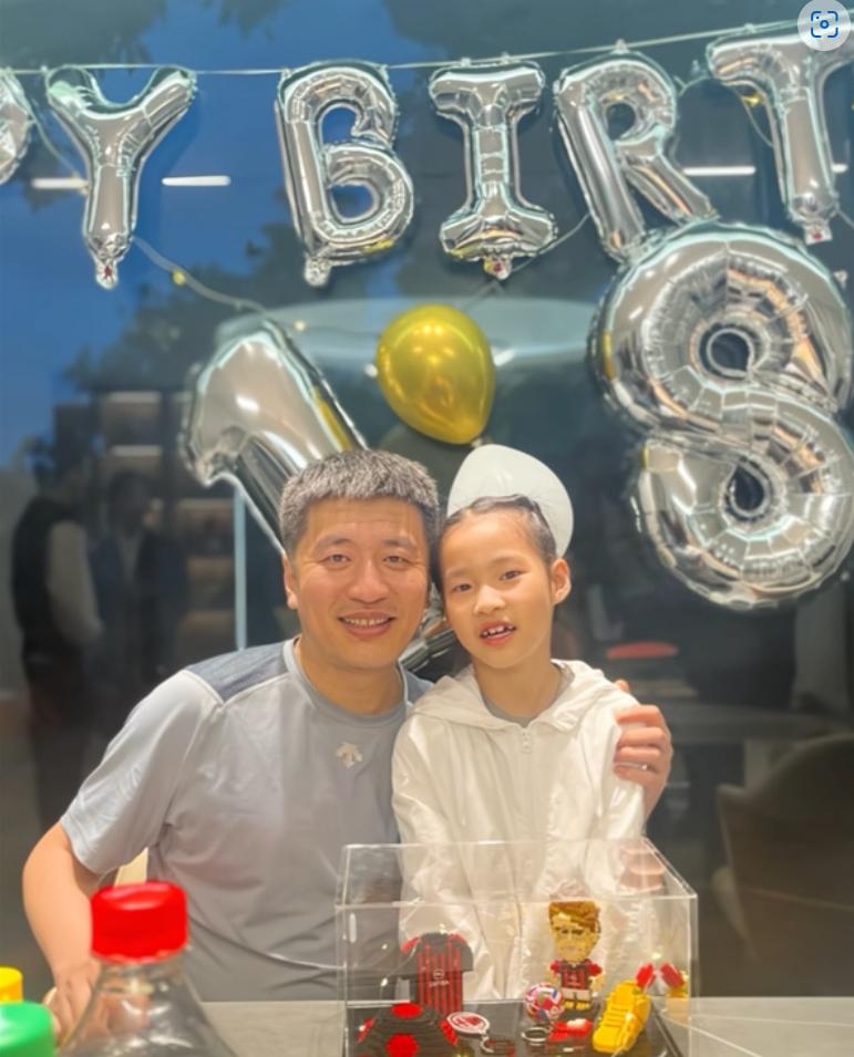张雪峰退出前任公司监事并持股约10.86%，退出后其所持股份由女儿张姩菡接手。