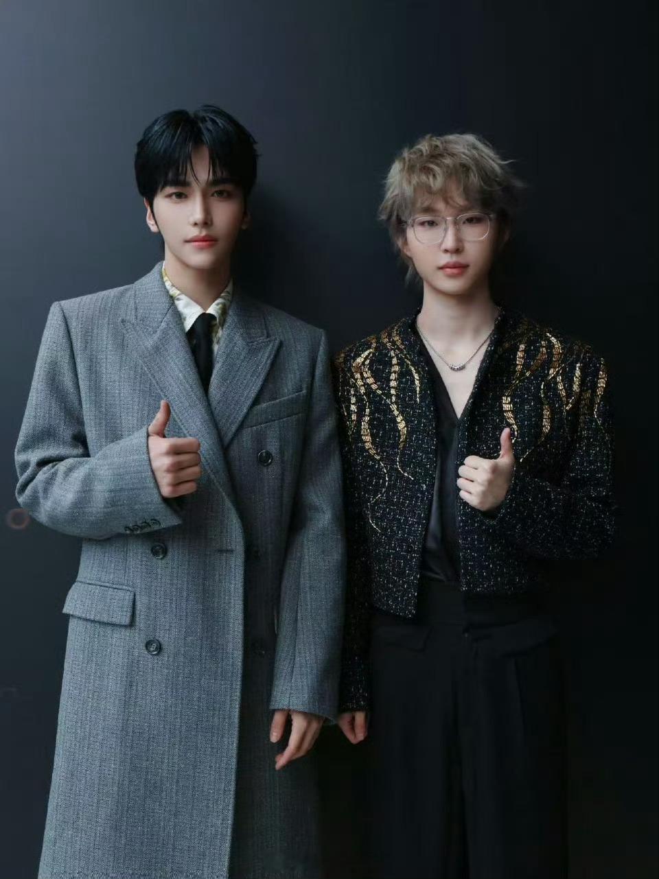 你们两位是在拍什么杂志封面吗？太有感觉了吧小吒依旧萌萌的