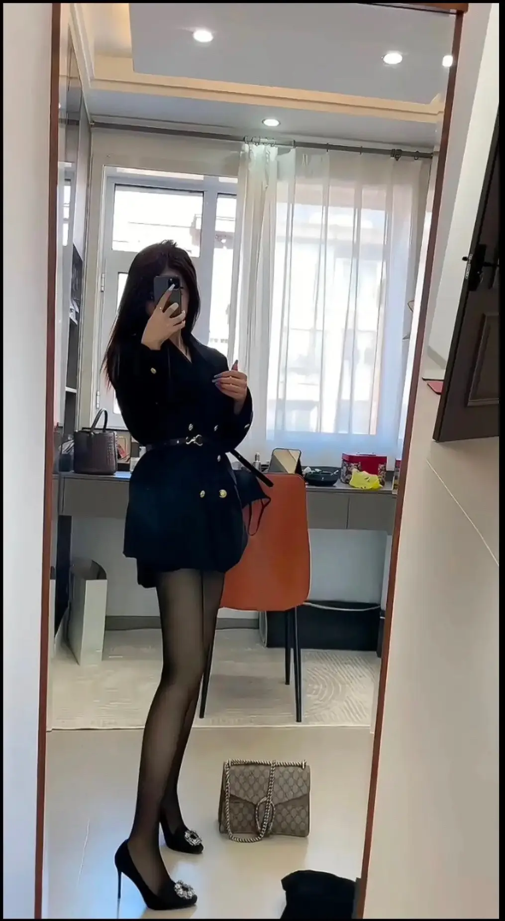 大长腿 黑长直女孩 对镜拍 穿出大长腿 高跟鞋