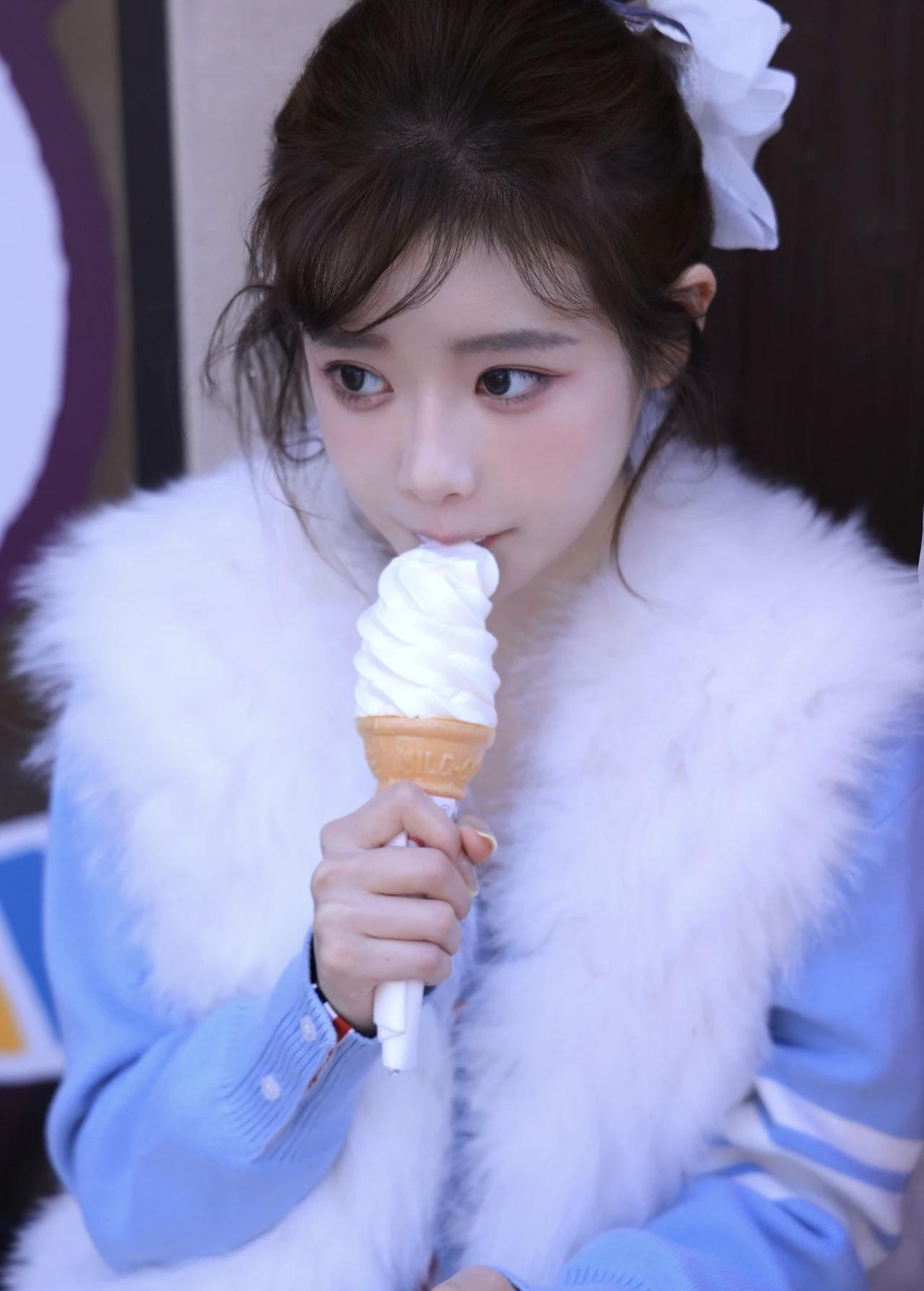冬日甜趣，毛绒外套搭配冰淇淋，少女心满满！🍦💕颜值