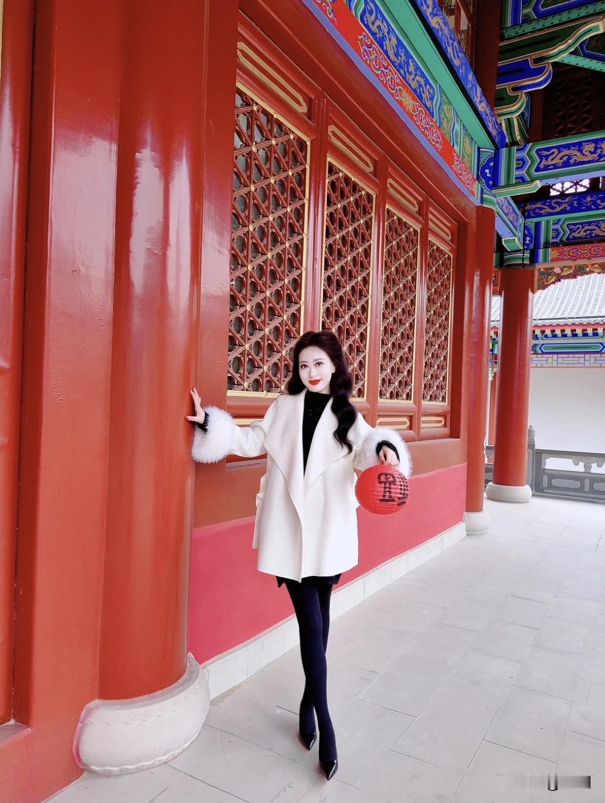 日常里不急不躁，举手投足都透着对生活的理解。韵味拆开来看，有三个底色。自信从容，