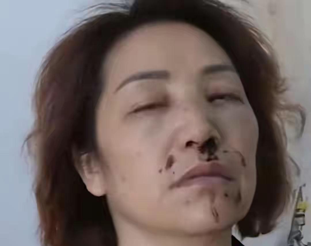 成都女子不洗手抱孙子，儿媳怒斥不卫生，儿子一拳打面中，后怎样！
在这个看似平凡的