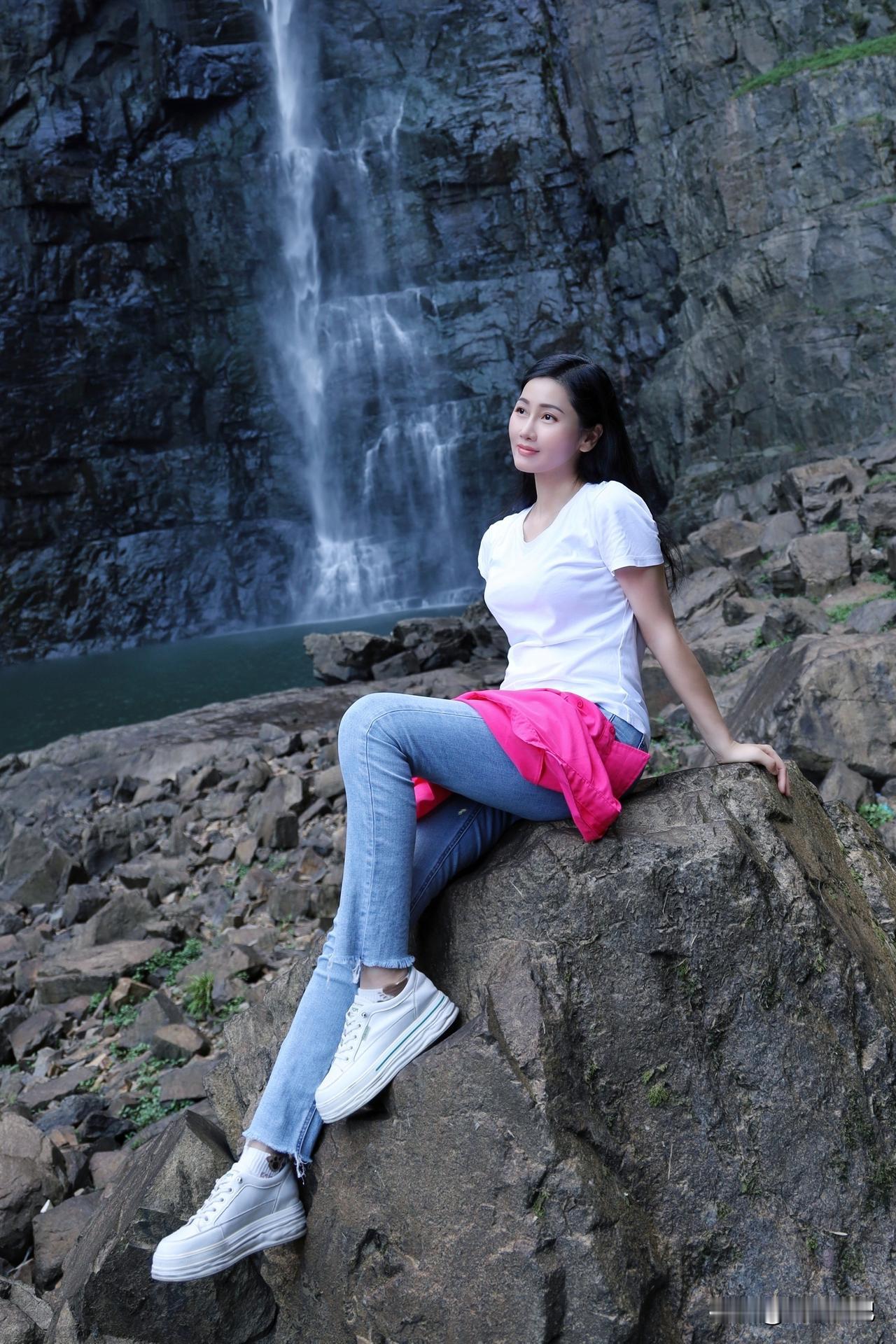 人生似潺潺溪水，悲欢都是沿途的画，无论顺流逆流，都是一场无法回头的远行！