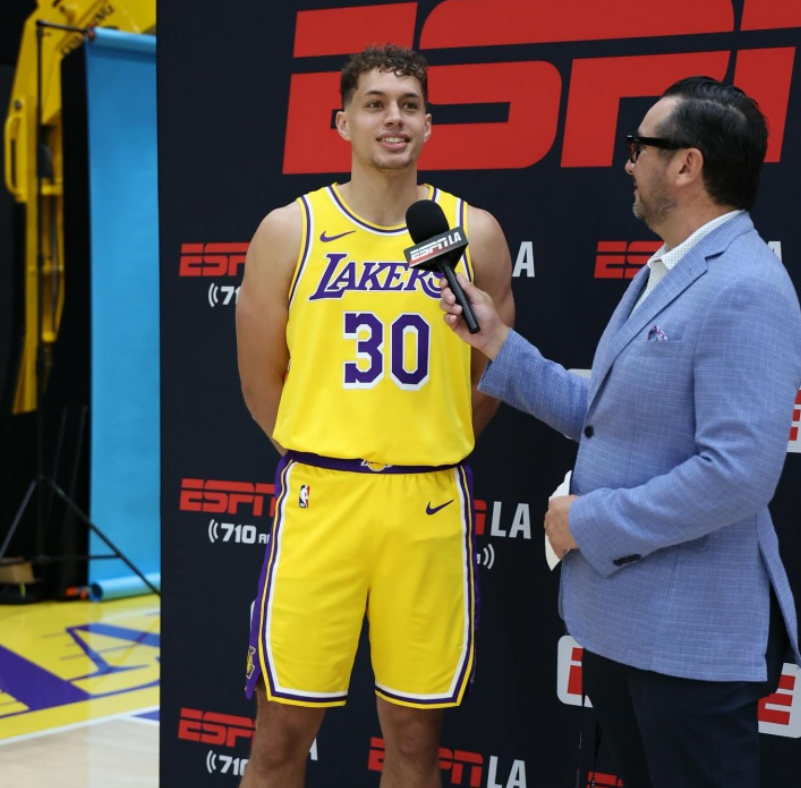 NBA夏季联赛，湖人99-85战胜快船。本场比赛，湖人球员马农表现出色，攻防两端