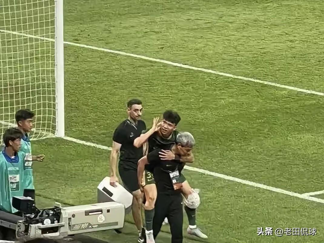 王钰栋和海牛球迷的梁子算是结下了…王钰栋和青岛球迷的事还在继续升级，王钰栋在抖音