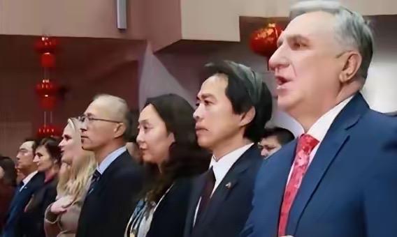 乌克兰独立后，大量科学家被中国"接纳"。而这些科学家来到中国后，不少人第一个要求